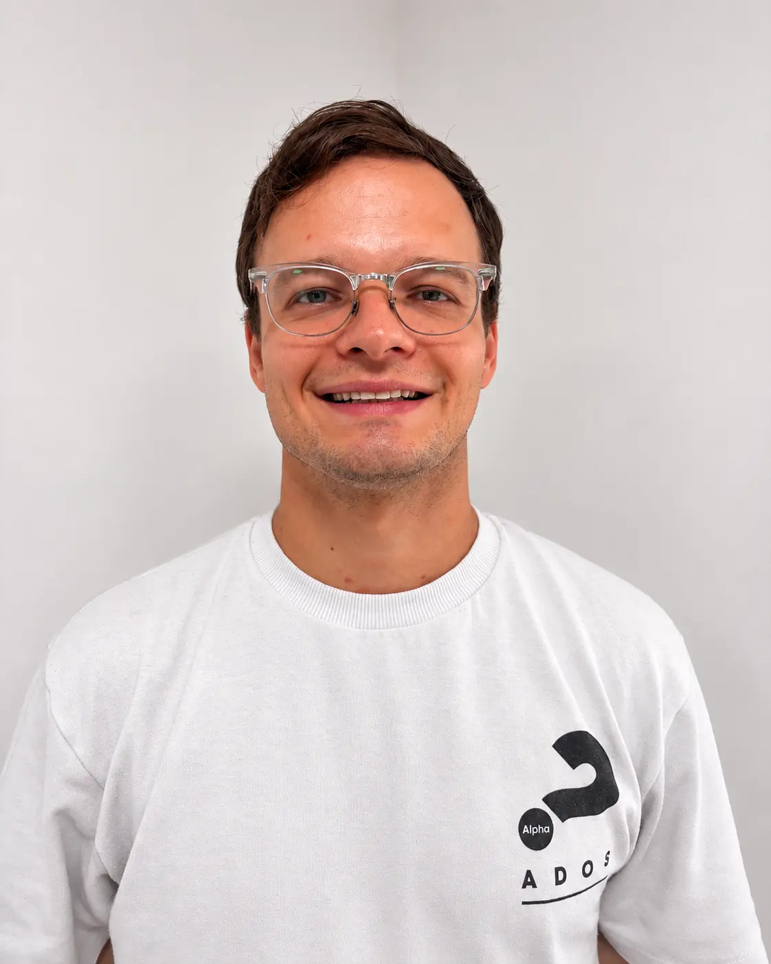 Retrato profesional con sonrisa y gafas transparentes