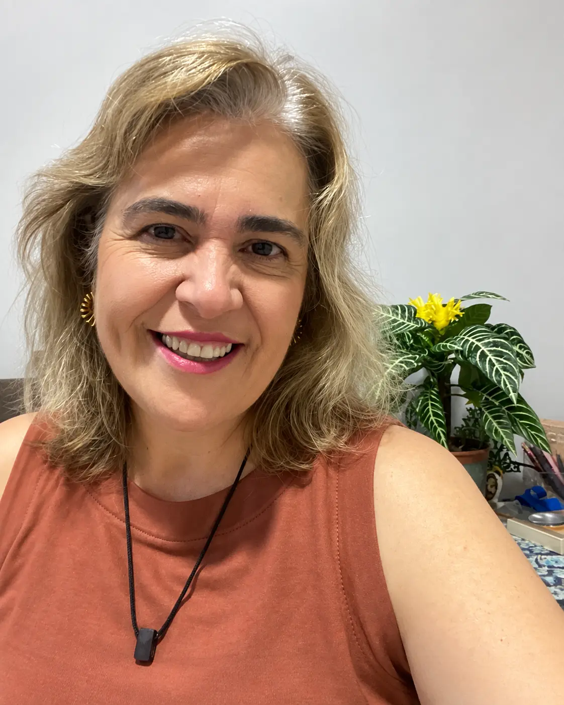 Selfi cálida con flores amarillas